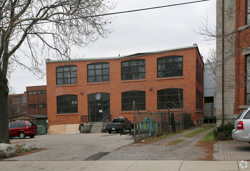 126 Catharine St, Hamilton, ON for lease - Primary Photo - Image 1 of 2