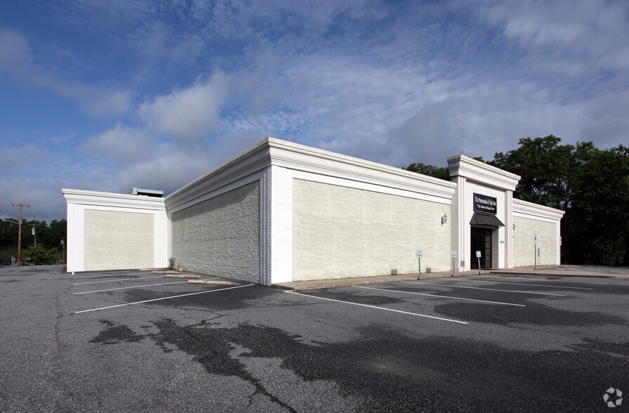 2016 W Green Dr, High Point, NC for sale - Primary Photo - Image 1 of 1