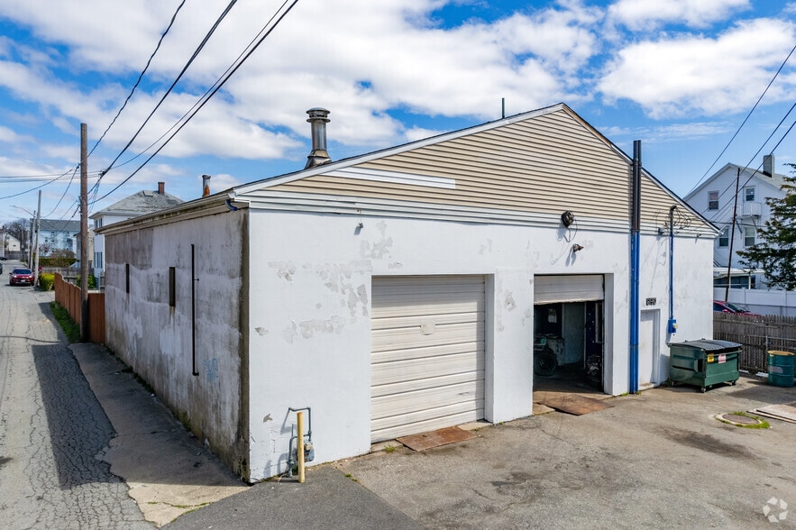 830 Globe St, Fall River, MA 02724