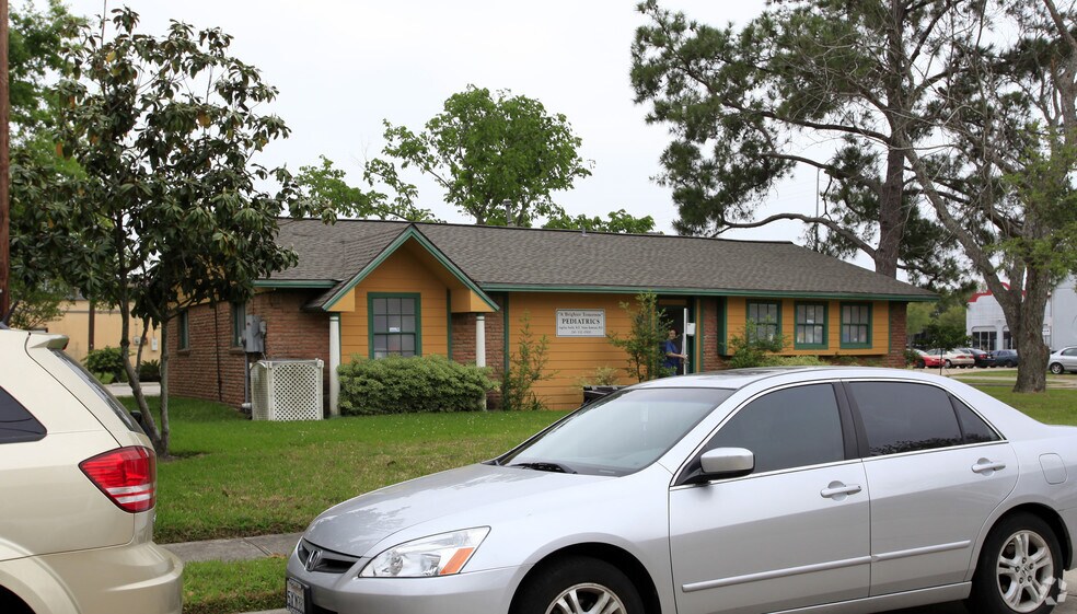 425 Henrietta Ave, Webster, TX 77598