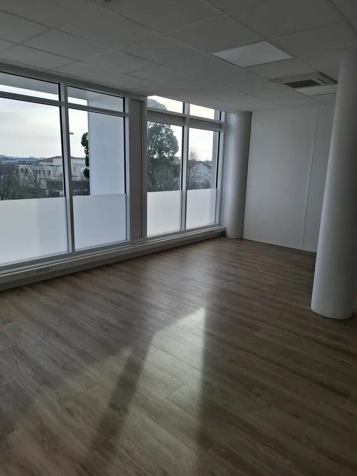 Office in Anglet for lease Interior Photo- Image 1 of 4