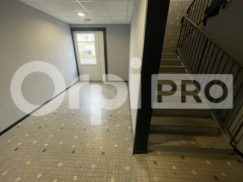 Office in for lease - Lobby - Image 2 of 11