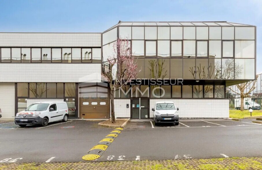 Flex in Nanterre for lease - Building Photo - Image 2 of 11