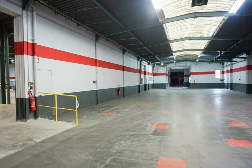 Flex in Lucé for lease - Interior Photo - Image 2 of 6