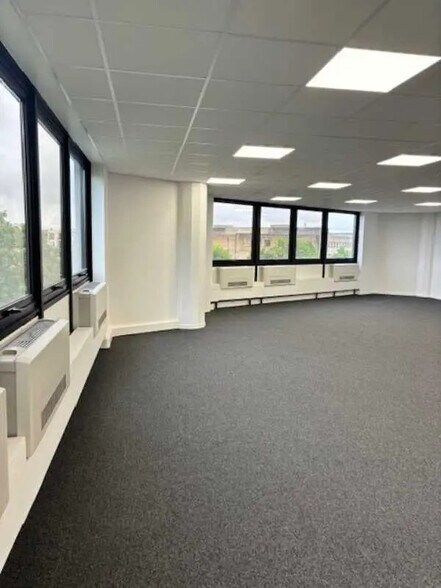 Flex in Lognes for lease - Interior Photo - Image 2 of 11