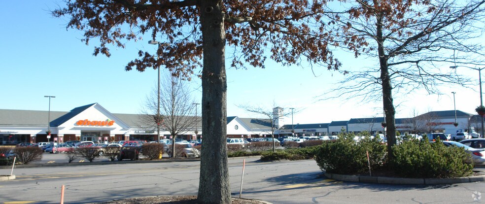 15-99 E Main Rd, Middletown, RI for lease - Building Photo - Image 1 of 11