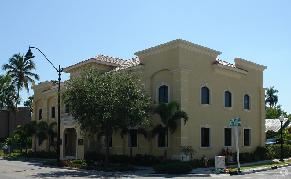 2121 W 1st St, Fort Myers, FL for lease - Building Photo - Image 3 of 8