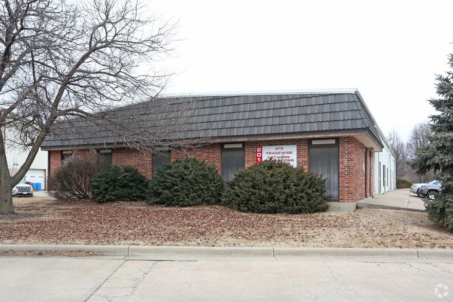 2012 E Prairie Cir, Olathe, KS for lease - Primary Photo - Image 1 of 6