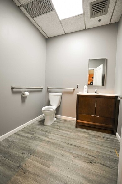 2470 & 2458 US-1, Lawrence Township portfolio of 2 properties for sale on LoopNet.com - Building Photo - Image 3 of 31