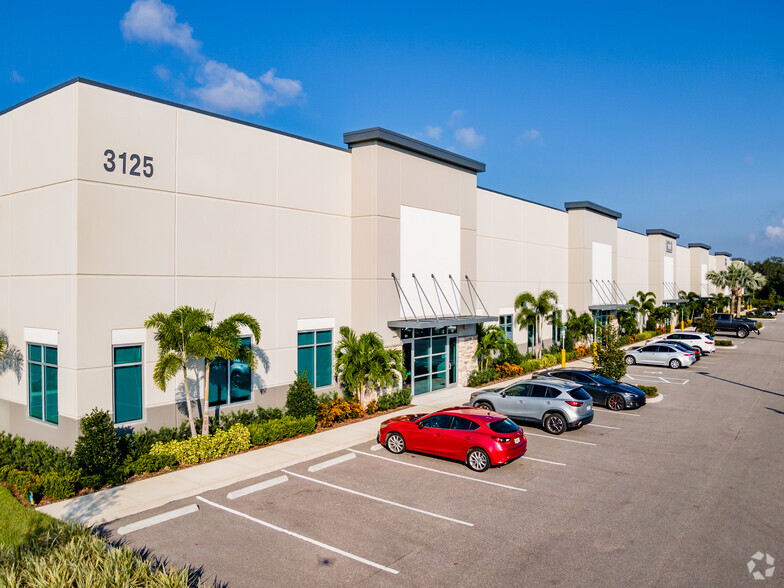 3155 Lakewood Ranch Blvd, Bradenton, FL for lease - Building Photo - Image 2 of 19