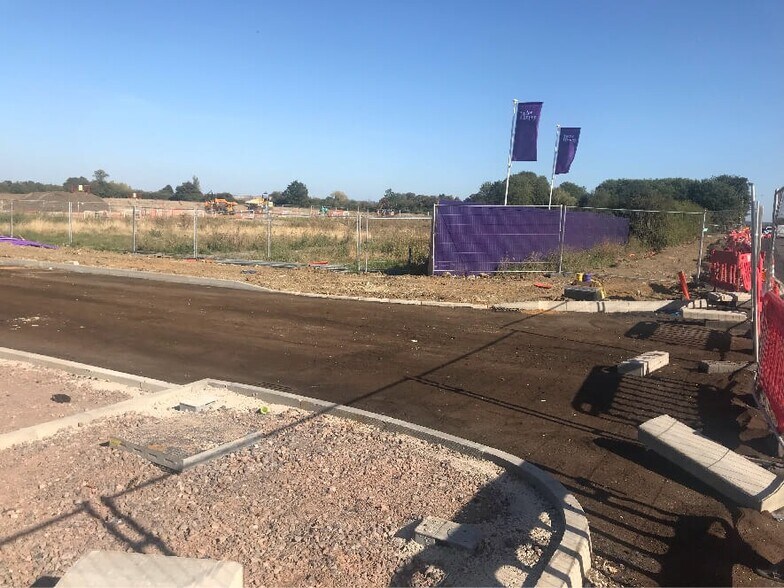 Aston Clinton Rd, Aylesbury, HP22 5QT