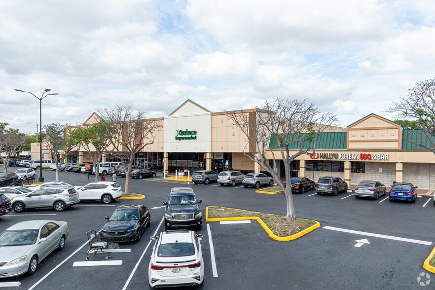 6702-6900 N University Dr, Tamarac, FL for lease - Primary Photo - Image 1 of 38