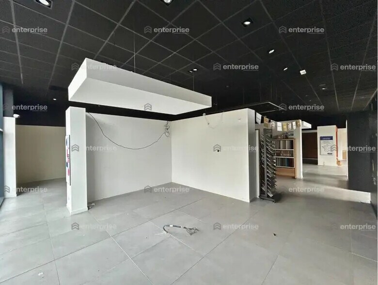 Retail in Saint-Maximin for lease - Interior Photo - Image 2 of 4