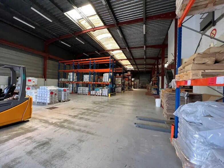Industrial in Coignières for lease - Interior Photo - Image 2 of 7