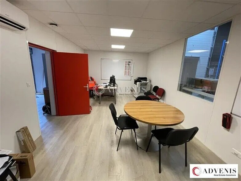 Flex in Pessac for lease - Interior Photo - Image 2 of 9