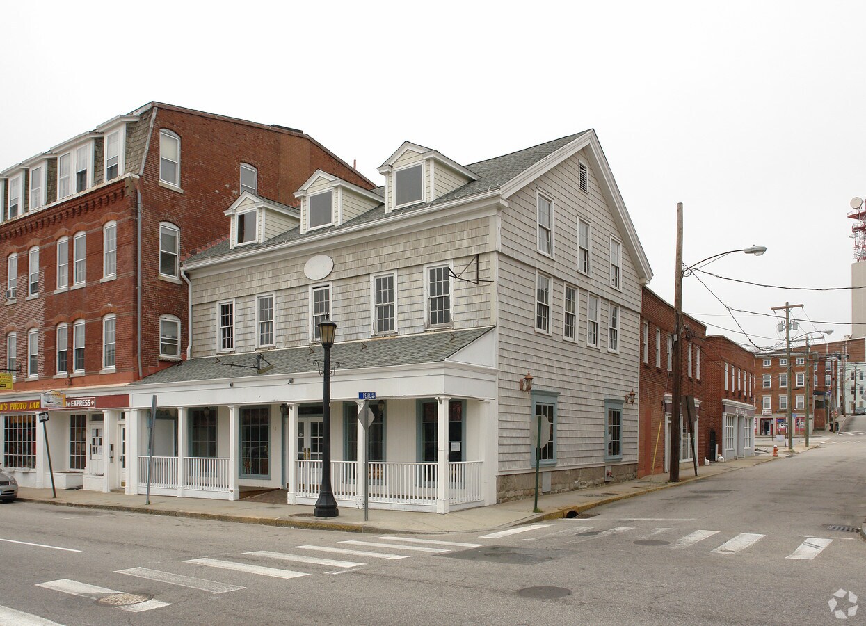 181205 Bank St, New London, CT 06320 New York Style