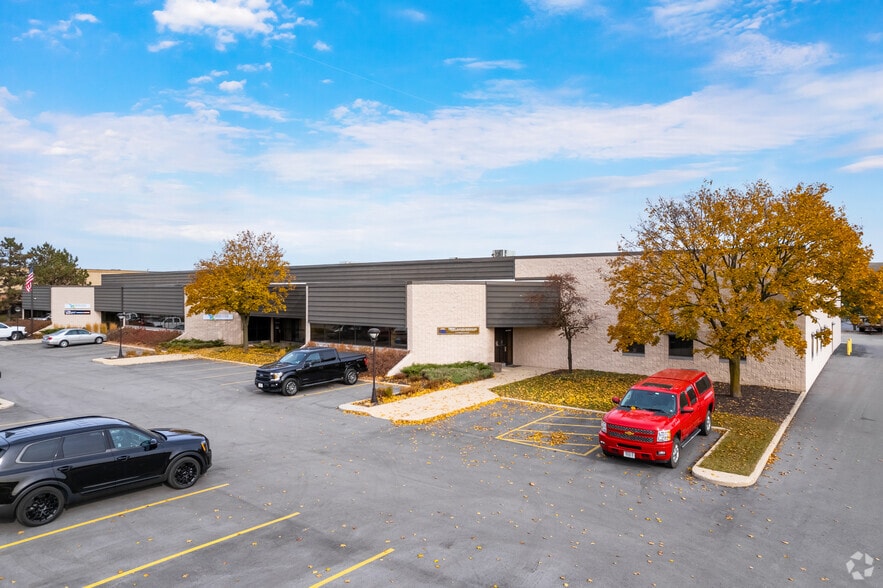 W143N9340 Henry Stark Rd, Menomonee Falls, WI for sale - Primary Photo - Image 1 of 1