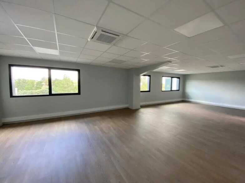 Flex in La Tour-de-Salvagny for sale - Interior Photo - Image 3 of 6