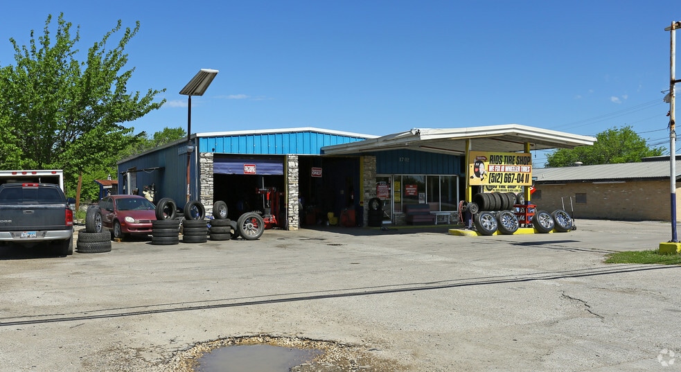 IH35 South Retail Portfolio portfolio of 2 properties for sale on LoopNet.com - Primary Photo - Image 2 of 2