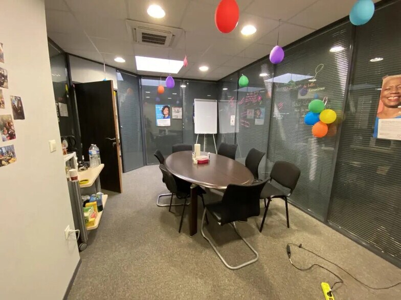 Office in Le Coudray for lease - Building Photo - Image 1 of 21