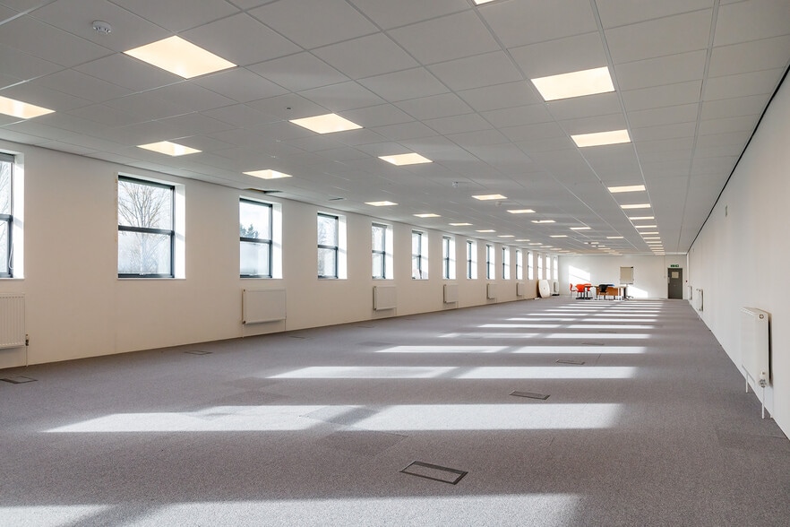 73 Mercers Dr, Milton Keynes for lease - Interior Photo - Image 3 of 11