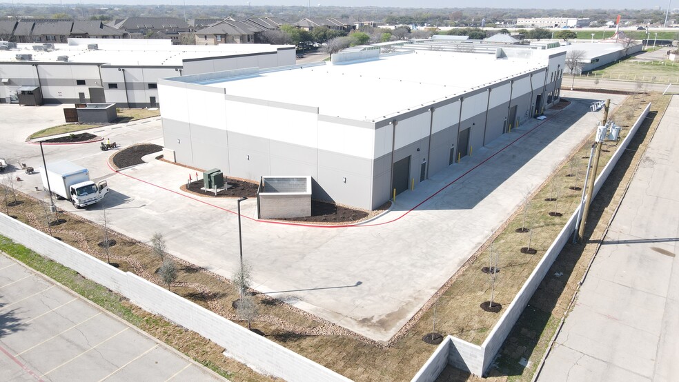 211 Osler Dr, Arlington, TX for lease - Building Photo - Image 3 of 17