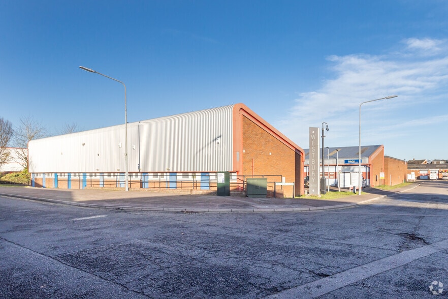 Westbury Clos, Dunstable for lease - Primary Photo - Image 1 of 5