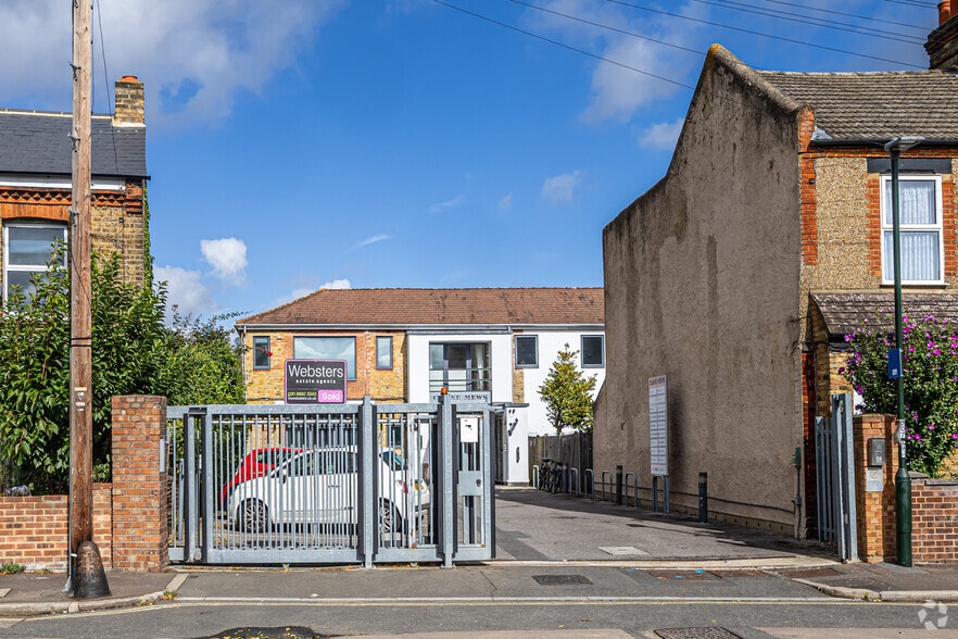 10 & 11 Crane Mews portfolio of 2 properties for sale on LoopNet.com - Building Photo - Image 2 of 2