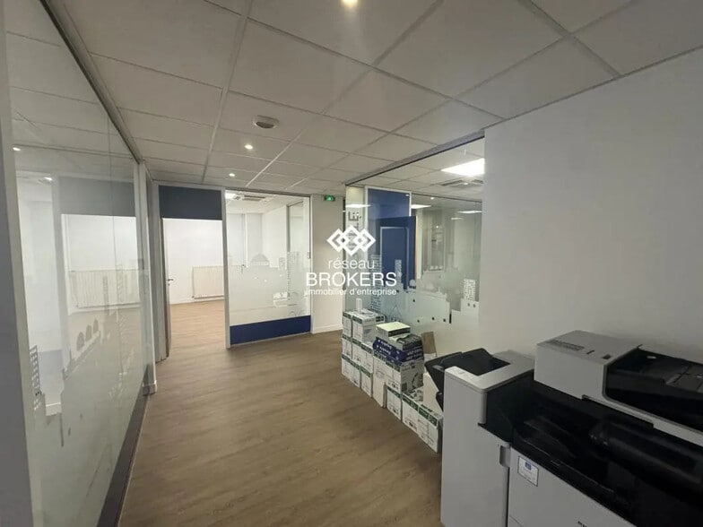 Retail in Le Bourget for lease - Interior Photo - Image 2 of 6