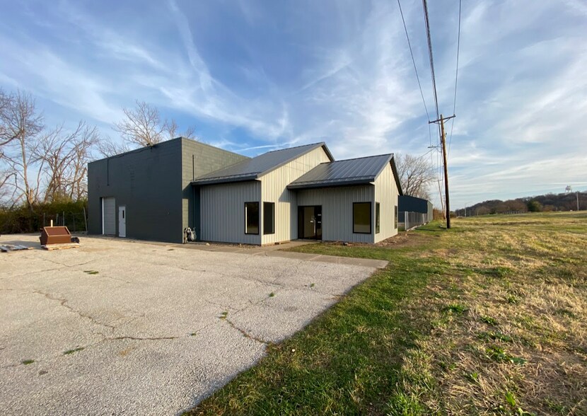 1201 N 2nd Ave, Carbon Cliff, IL 61239