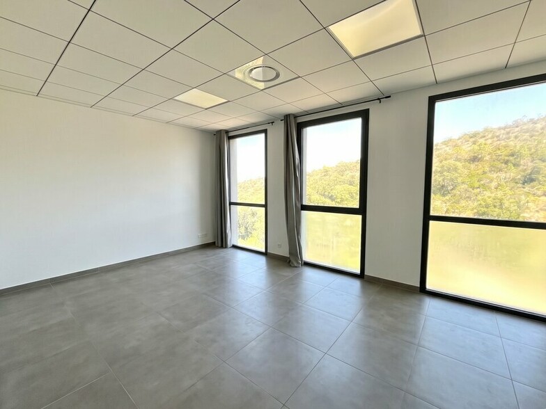 Office in Saint Raphael for lease - Interior Photo - Image 1 of 5