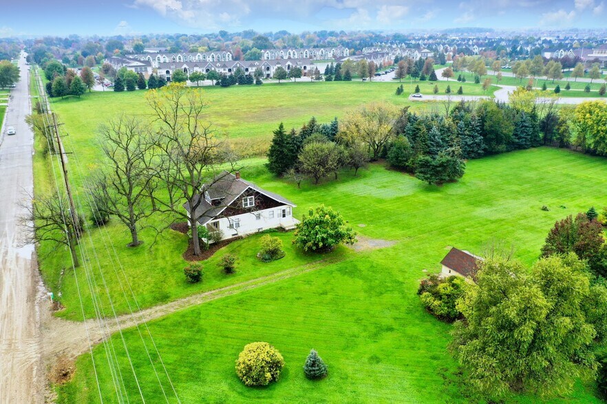 20951 Dunham Rd, Clinton Township, MI 48038