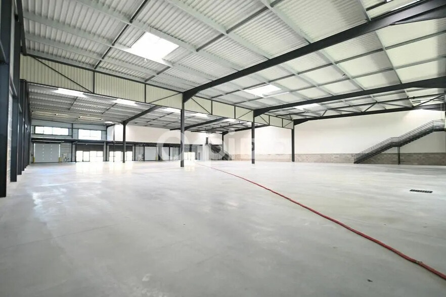 Office in Saint-Laurent-de-Mure for lease - Interior Photo - Image 2 of 14