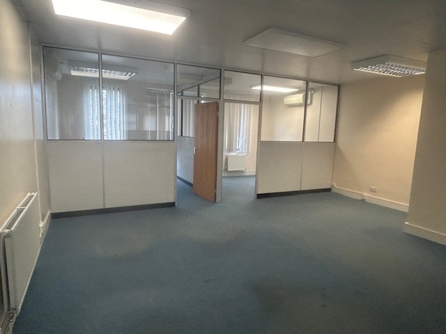 Monkton Hl, Chippenham for lease Interior Photo- Image 1 of 3