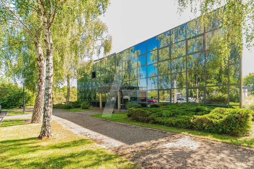 Office in Saclay for lease - Building Photo - Image 1 of 5