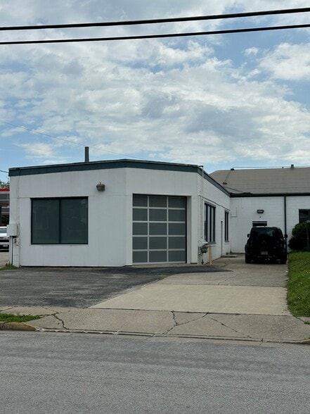 546 First Capitol Dr, Saint Charles, MO for lease - Building Photo - Image 2 of 8