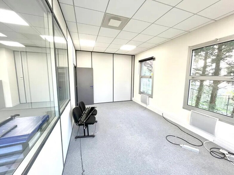 Office in Saint-Germain-en-Laye for lease - Interior Photo - Image 2 of 7