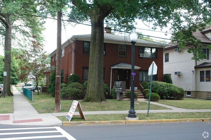 329331 Chestnut St, Roselle Park, NJ 07204