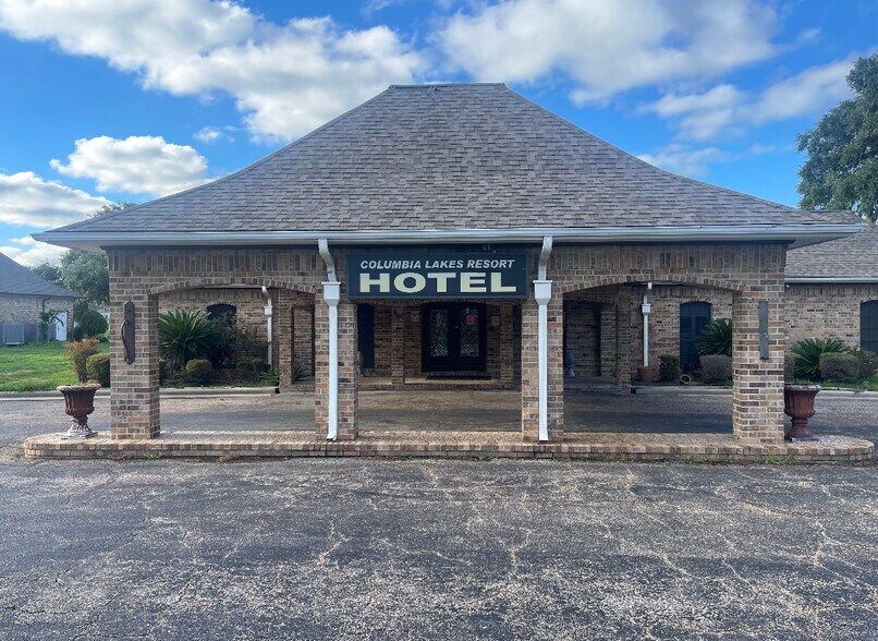 1 Brigid Ct, West Columbia, TX for sale - Primary Photo - Image 1 of 1