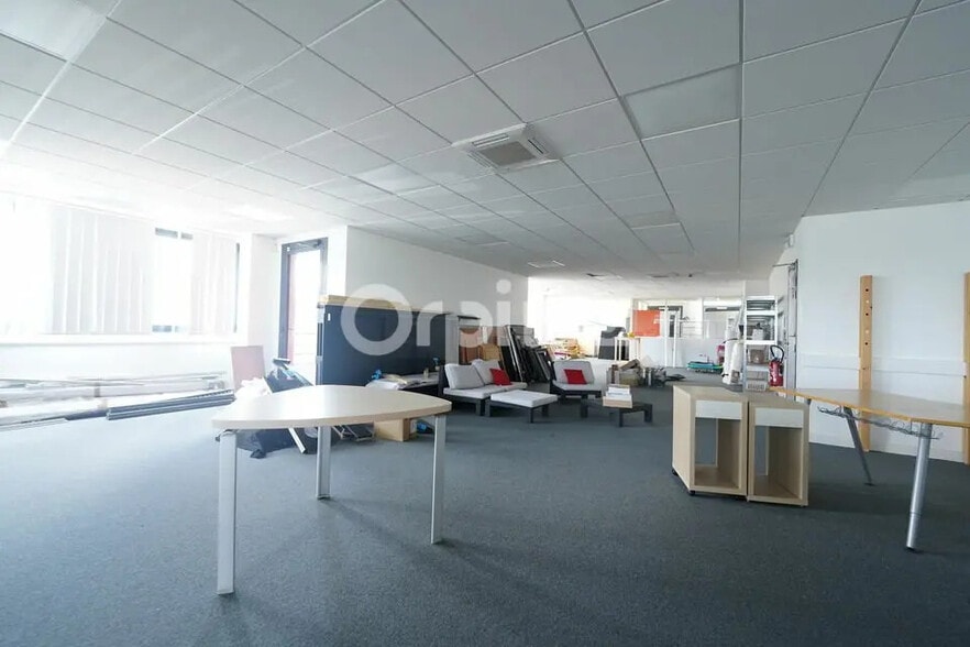 Office in Cailloux-sur-Fontaines for lease - Interior Photo - Image 2 of 9