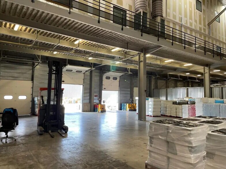 Industrial in La Crau for lease - Building Photo - Image 1 of 5