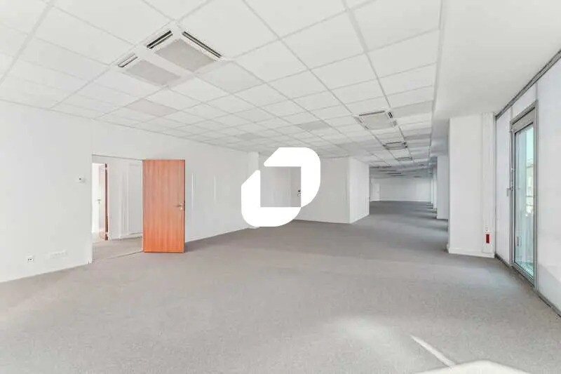 Office in Saint-Denis for lease - Interior Photo - Image 2 of 13