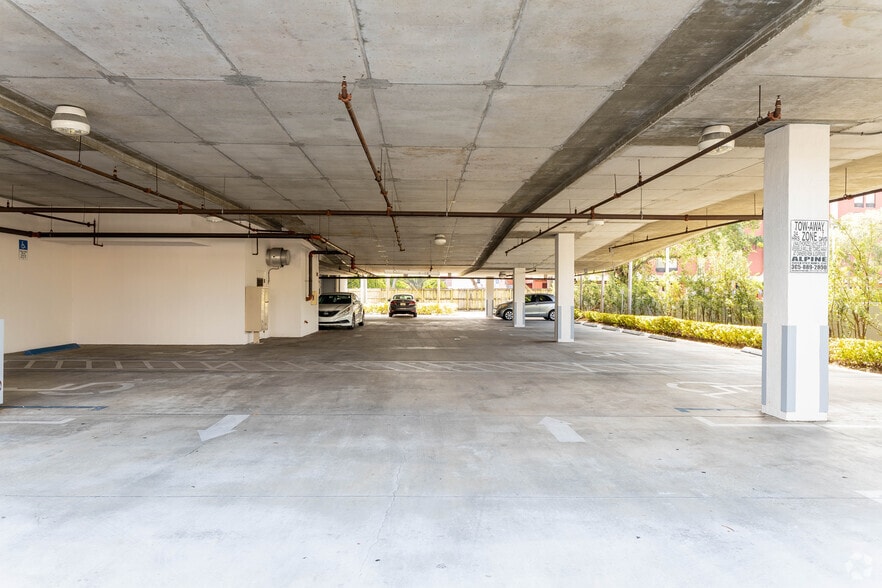 657 South Dr, Miami Springs, FL for lease - Interior Photo - Image 2 of 6