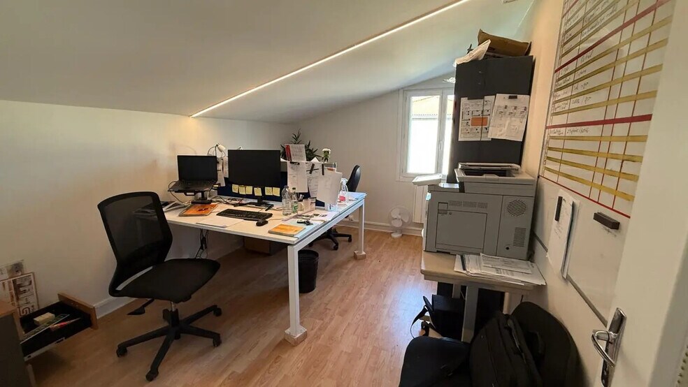 Office in Saint-Just for lease - Building Photo - Image 2 of 7