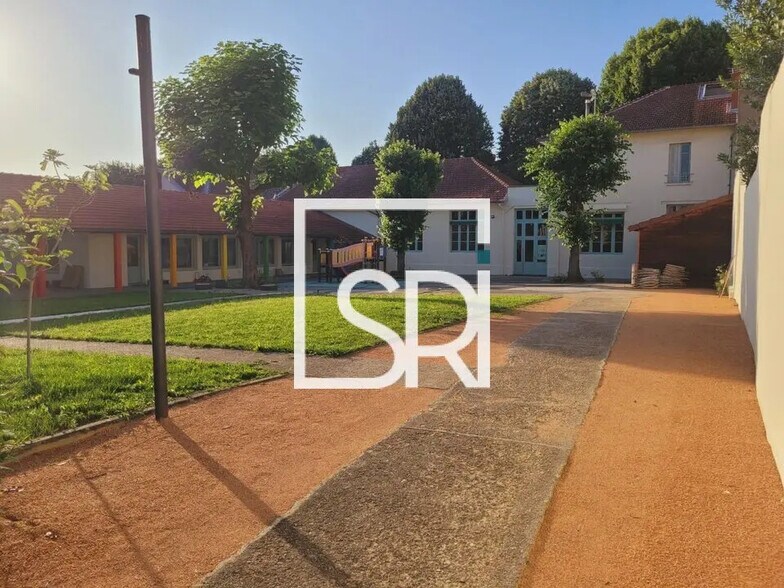 Office in Vichy for lease - Building Photo - Image 2 of 12