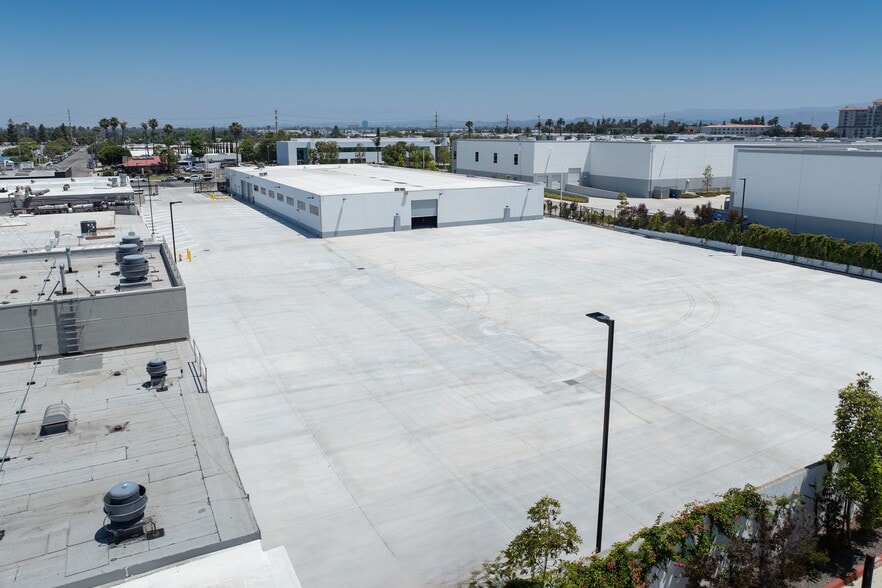 620 E Dyer Rd, Santa Ana, CA for sale - Building Photo - Image 2 of 10