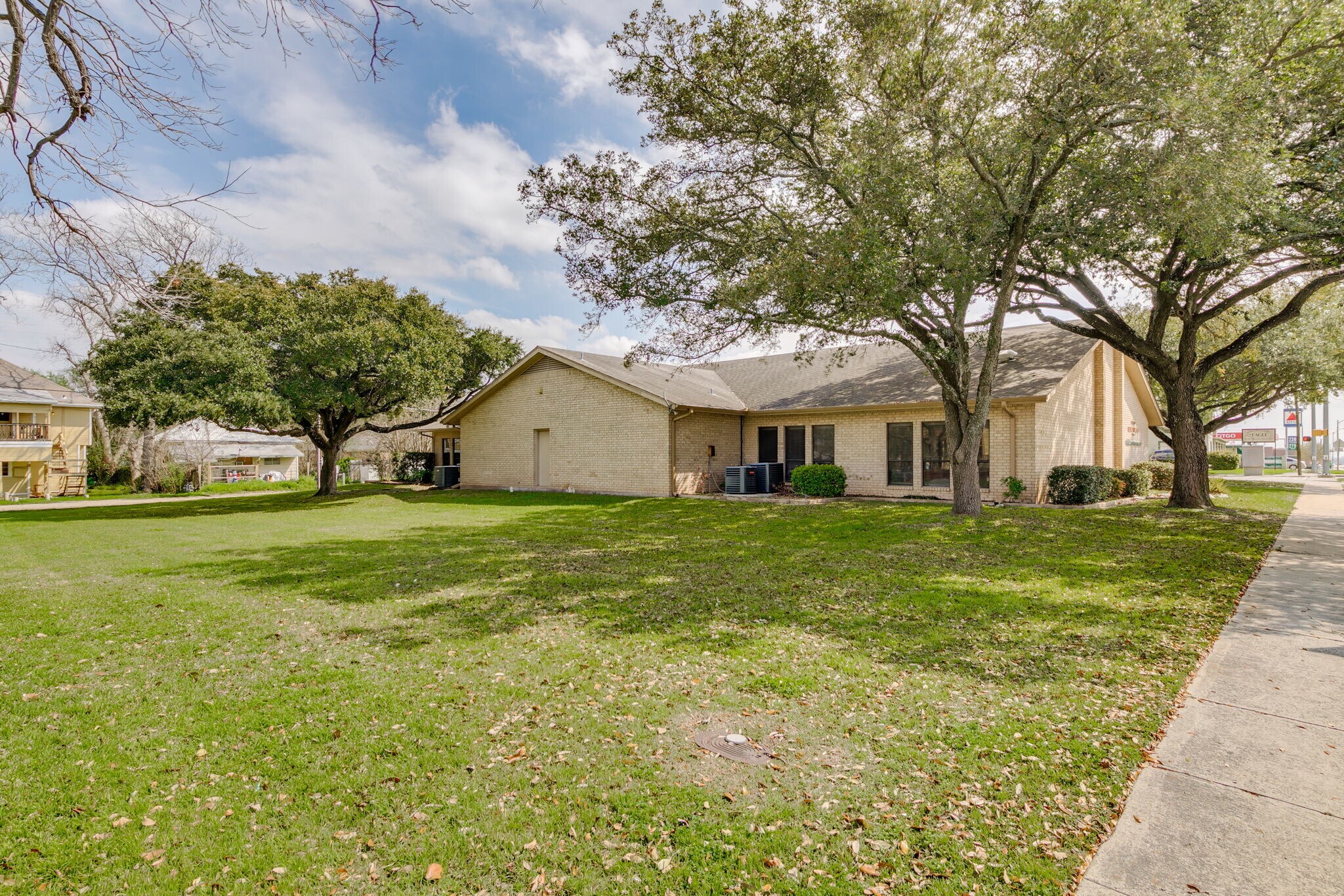 700 N Main St, Taylor, TX 76574 Office for Sale