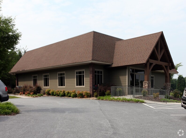 2420 Penny Rd, High Point, NC 27265