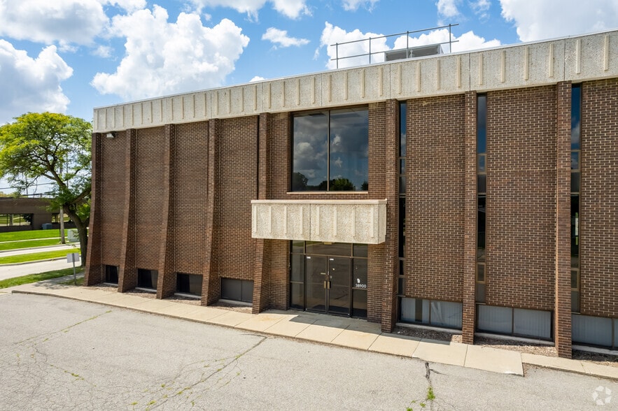 38900 Van Dyke Ave, Sterling Heights, MI for lease - Building Photo - Image 2 of 7