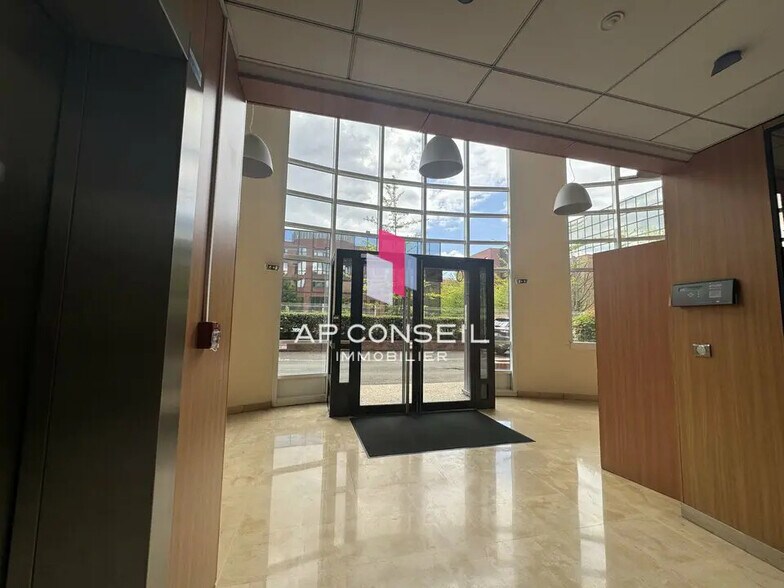 Office in Meudon for lease - Lobby - Image 3 of 7